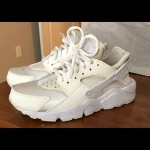 All white Nike Hurrache women size 6.5